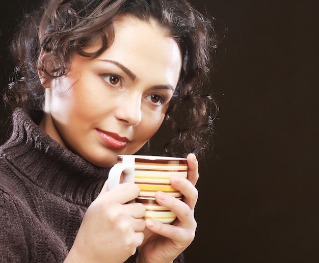 Mulher com um café aromático