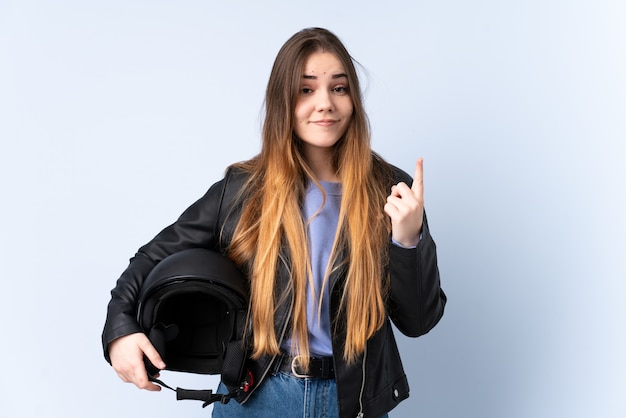 Mulher com um capacete de moto apontando com o dedo indicador uma ótima idéia