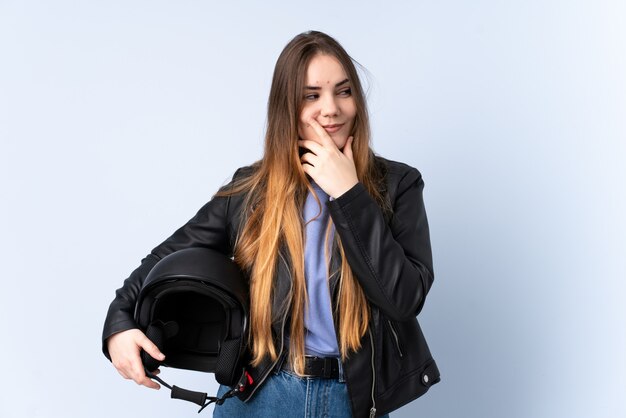 Mulher com um capacete de moto pensando uma idéia