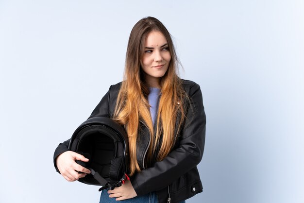 Mulher com um capacete de moto pensando uma idéia