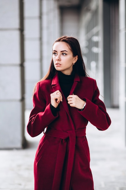 Mulher com um casaco vermelho quente ao ar livre