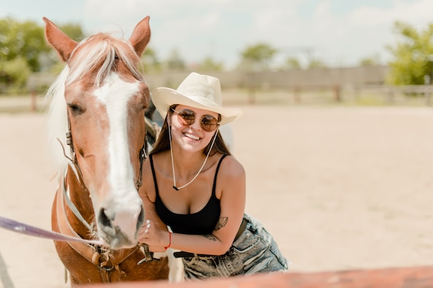 Mulher, com, um, cavalo, sorrindo, ligado, um, fazenda