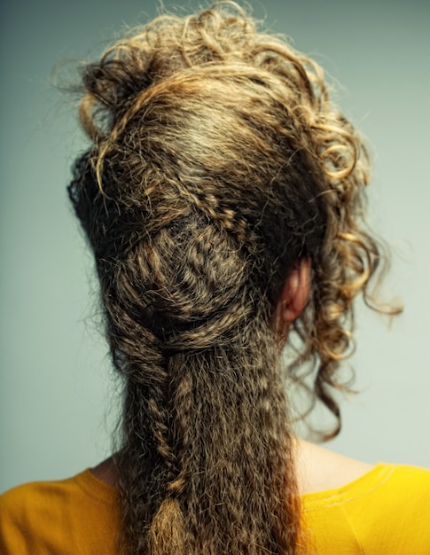 Mulher com um penteado elegante.