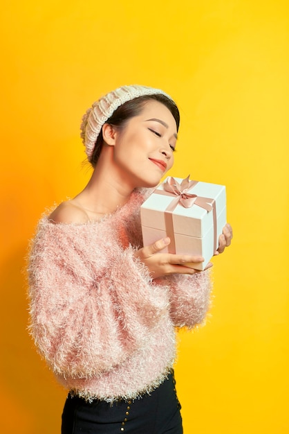 Mulher com um presente. garota feliz com um presente.