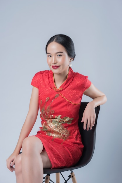 Mulher com um vestido chinês vermelho