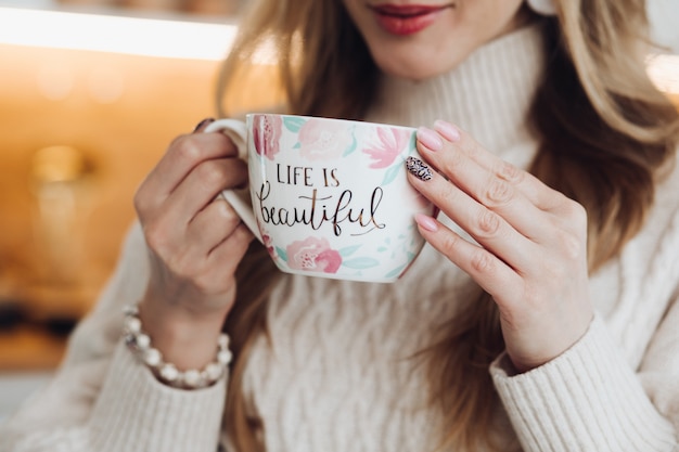 Mulher com uma bela caneca de café