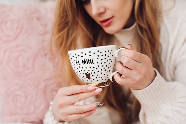 Mulher com uma bela caneca de café