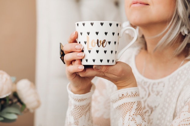 Mulher com uma bela caneca de café