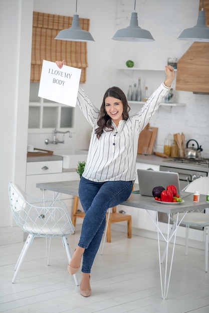 Mulher com uma blusa listrada parecendo alegre