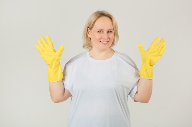 Mulher com uma camiseta branca com luvas de borracha