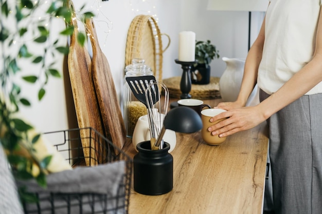 Foto mulher com uma chávena de café na cozinha