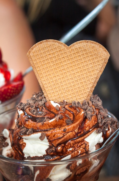Mulher com uma chávena de sorvete de chocolate
