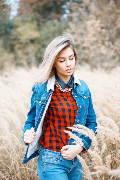 Mulher com uma jaqueta jeans do lado de fora