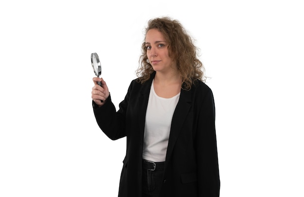 Foto mulher com uma lupa na mão isolada