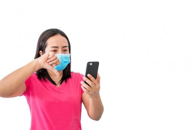 Mulher com uma máscara usando telefone celular