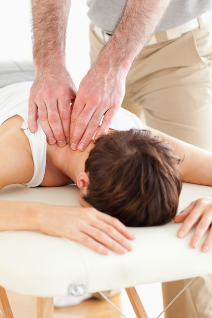 Foto mulher com uma massagem no pescoço