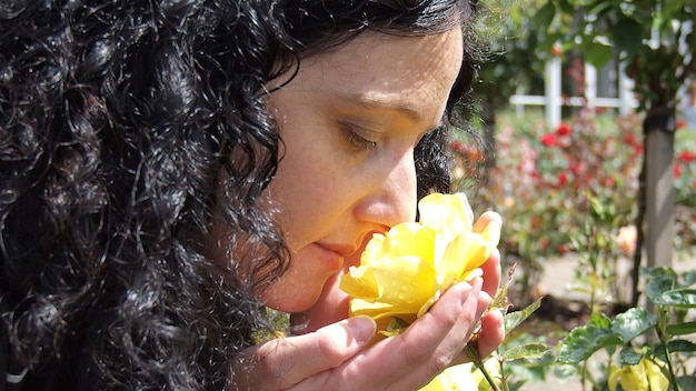 Mulher com uma rosa