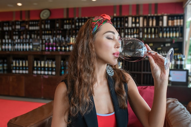 mulher com uma taça de vinho tinto