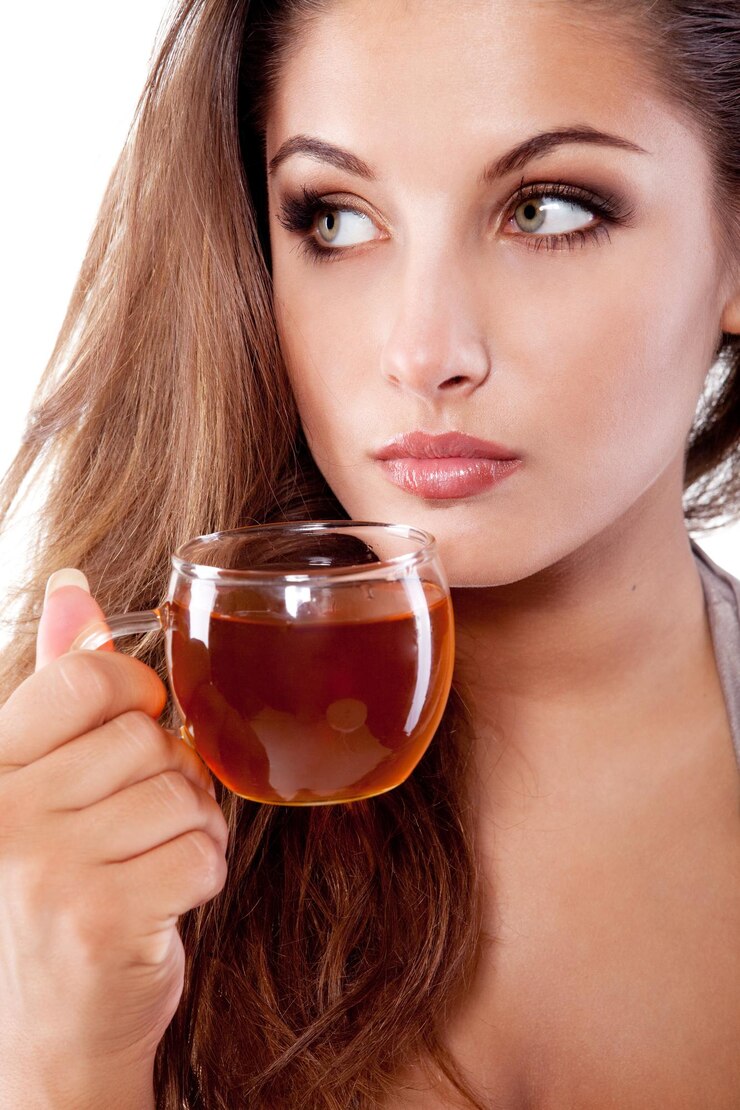 Foto mulher com uma xícara de chá preto saboroso fresco