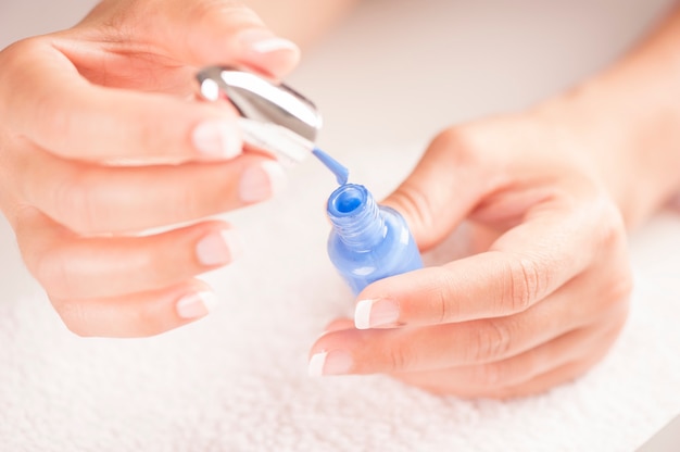 Mulher com unhas bem cuidadas em branco