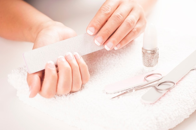 Mulher com unhas bem cuidadas em branco