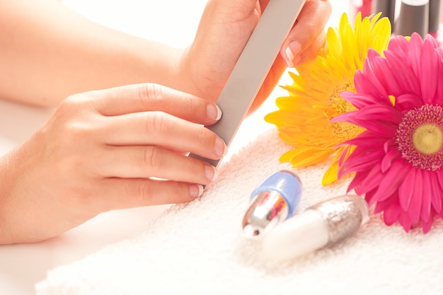 Mulher com unhas bem cuidadas em branco