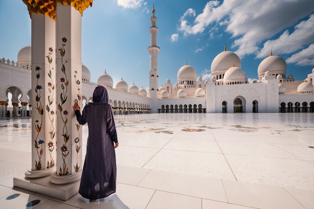 Mulher com vestido tradicional dentro de Mesquita Sheikh Zayed. Abu Dhabi, Emirados Árabes Unidos.