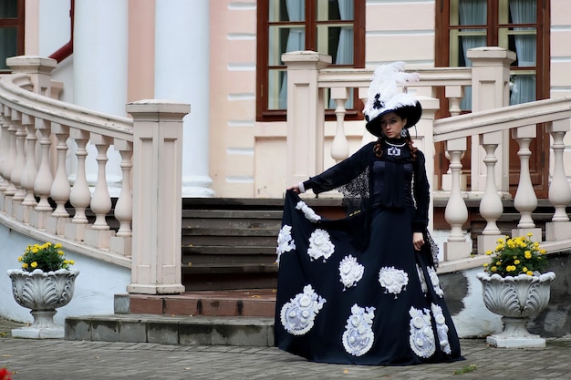 Mulher com vestido vintage na varanda do castelo