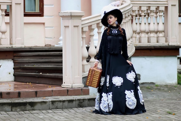 Mulher com vestido vintage na varanda do castelo