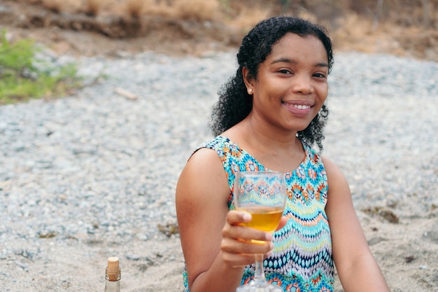 Mulher com vinho olhando para a câmera