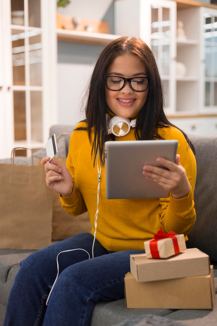 Foto mulher com visão frontal verificando o tablet para uma nova compra