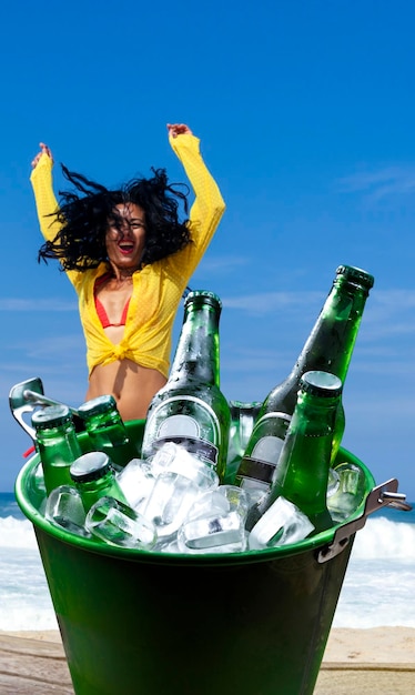 Mulher comemorando gol bebendo cerveja