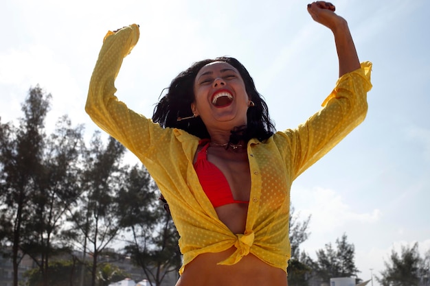 Mulher comemorando gol no futebol brasil