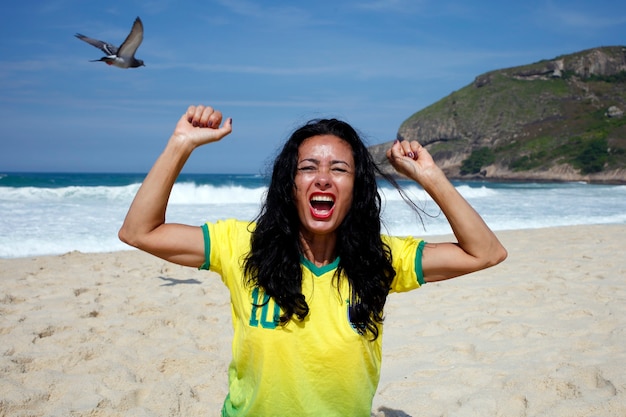 Foto mulher comemorando gol no futebol brasil