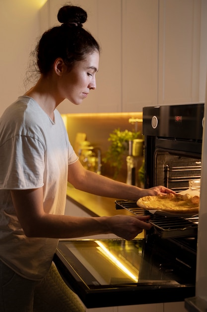 Foto mulher comendo alimentos não saudáveis à noite