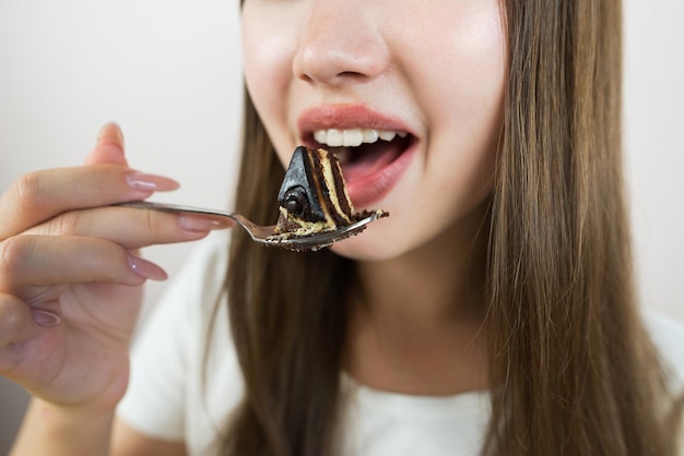 Mulher comendo bolo em close-up