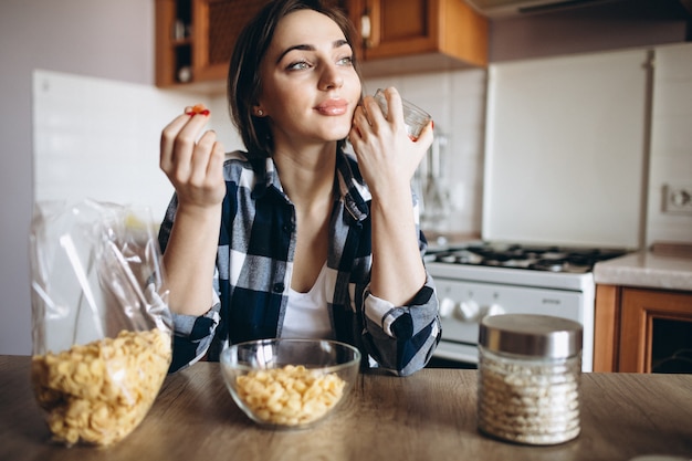 Mulher comendo cereal