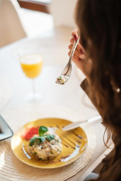 Foto mulher comendo no restaurante prato bem servido