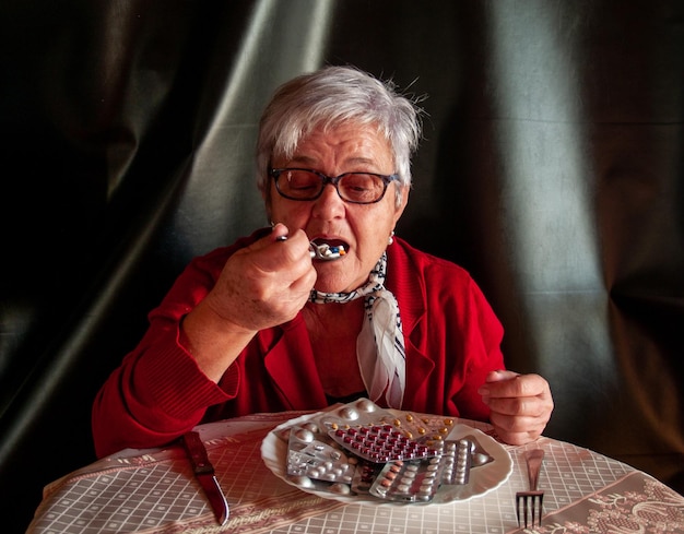 Mulher comendo remédio com colher na mesa