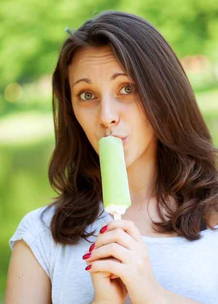 Mulher comendo sorvete dia ensolarado ao ar livre