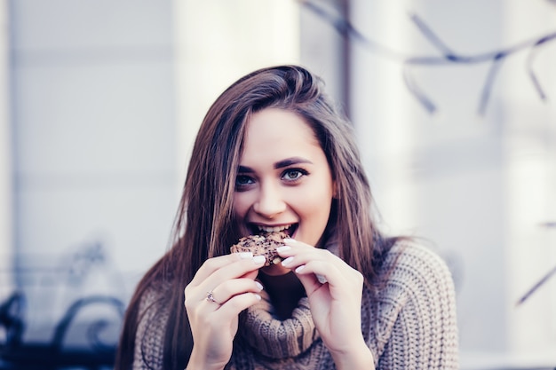 Foto mulher, comer, biscoito