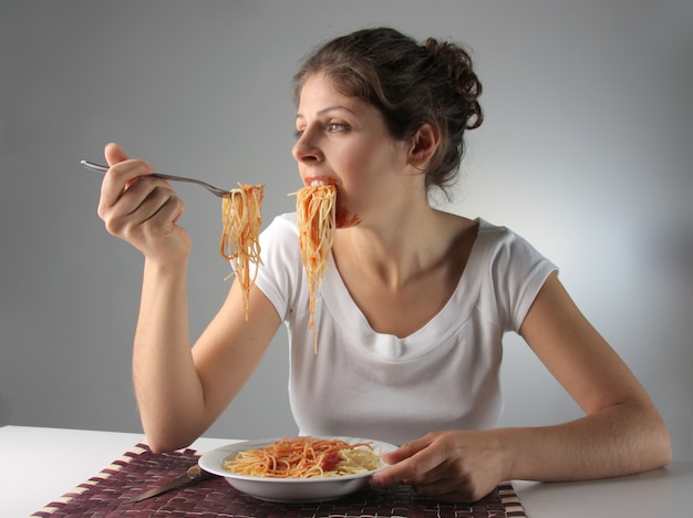 Mulher, comer, macarronada