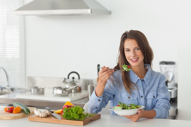 Mulher, comer, um, salada vegetariana