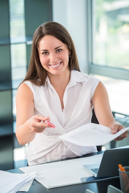 Mulher comercial que entrega contrato