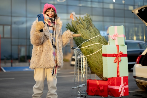 Mulher compra árvore de natal e presentes no shopping