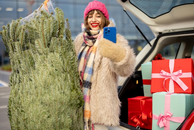 Mulher compra árvore de natal e presentes no shopping