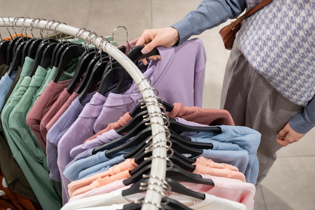 Mulher comprando camisa na loja