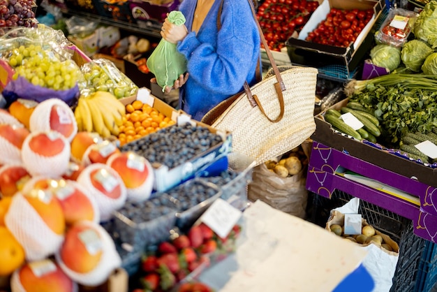 Mulher comprando comida no mercado