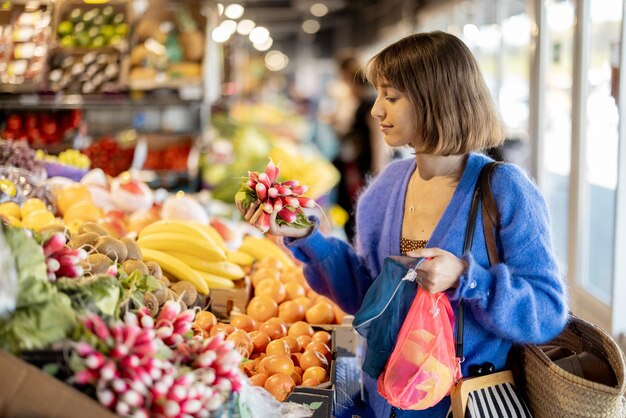 Mulher comprando comida no mercado