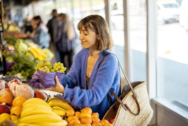 Mulher comprando comida no mercado